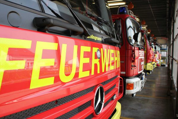 Die Fahrzeughalle der Feuerwache in Ingelheim. Im Keller darunter befindet das Notstromaggregat.